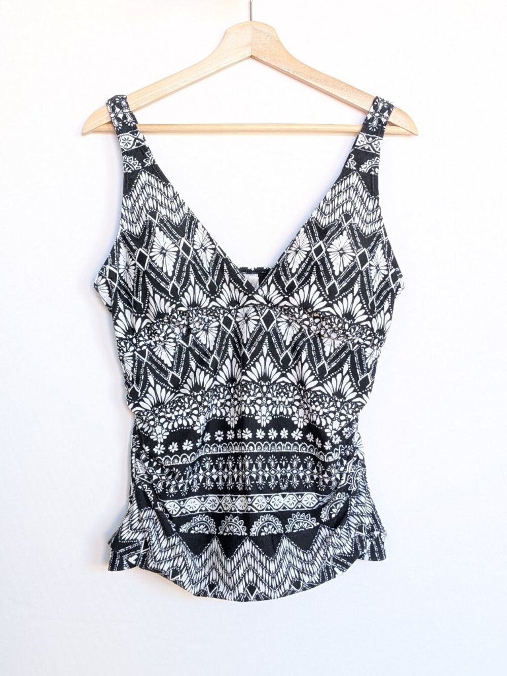 St. John's Bay Tankini Top Women's 16W Black White Geometric Beach Resort Pool